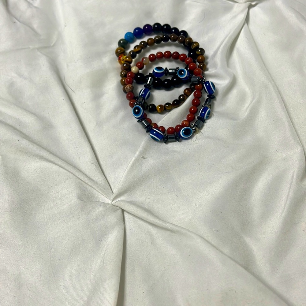 4 bracelets very good condition